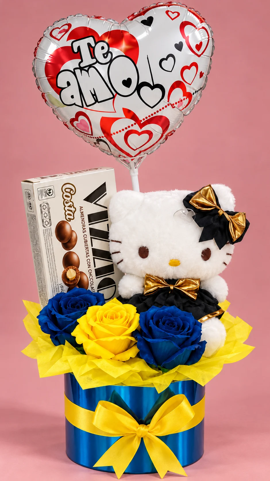 Arreglo azul y amarillo con peluche Hello Kitty, rosas, chocolates y globo de corazón