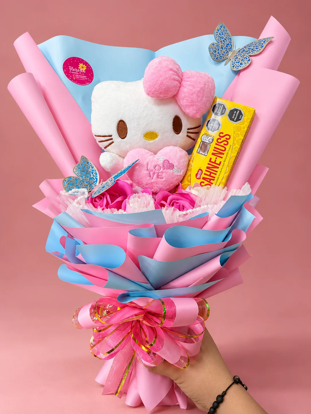 Arreglo rosado y celeste con peluche Hello Kitty, chocolate y mariposas
