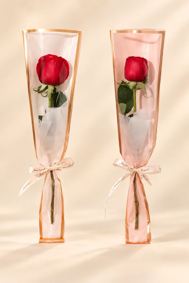 Rosas rojas individuales envueltas