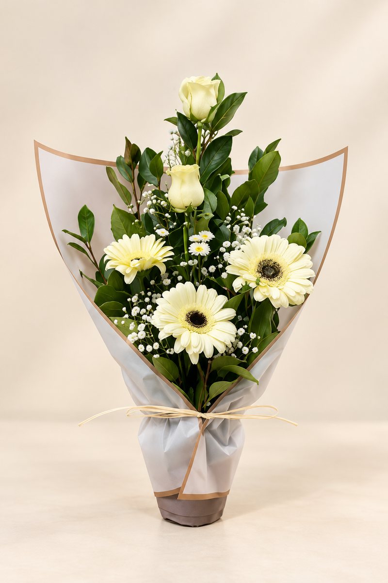 Arreglo vertical de flores blancas